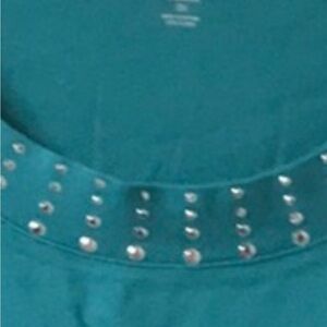 Women’s top with sequin collar